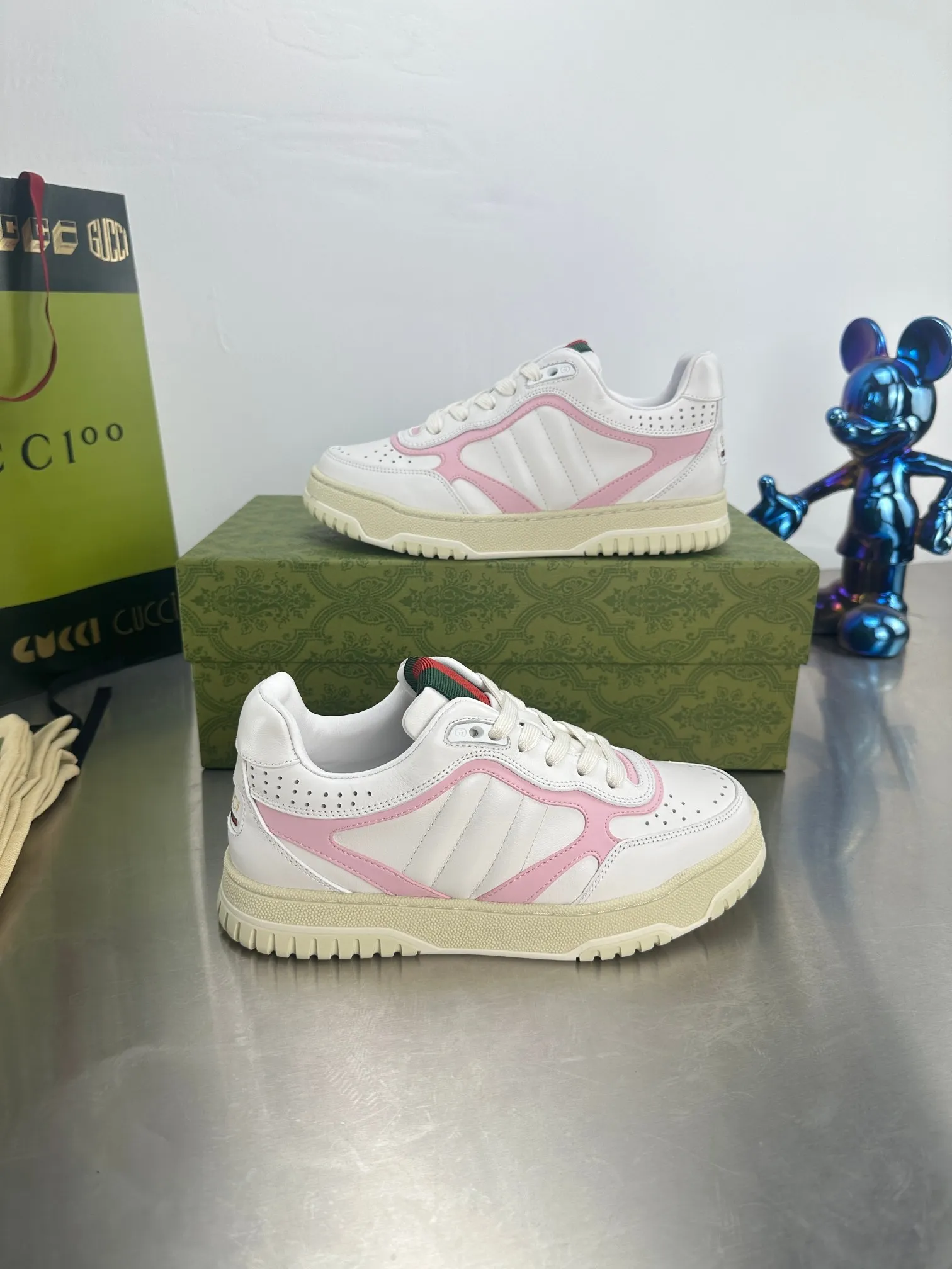 👟👟Ex-factory price 600👟👟 Gucci's latest hot-selling series of high and low-cut distressed couple's sneakers are shipped. The original version is purchased, developed and manufactured. This high-low top sneaker adopts a basketball-style silhouette design, cleverly integrated with hollow panels and distressed effects, showing its unique ingenuity. The ingenuity incorporates brand logo details such as interlocking Double G styling accessories and Gucci lettering, a low-key tribute to the brand's design heritage. Exquisite packaging at the delivery counter 🛍📦 ▪️ Fabric: Original customized imported first-layer cowhide ▪️ Inner lining: Imported first-layer cowhide ▪️ Sole: Original molded TPU sole ▪️ Sole thickness: 3cm ▪️ Size: 35-46 (Male 38 46 customized)
